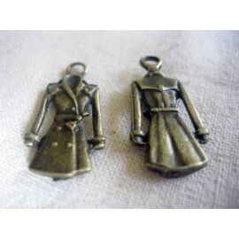 Kabát fityegő, medál, antik bronz színű, 22x11 mm