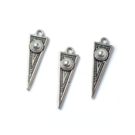 Háromszög fityegő, medál, fehér, akril kabosonnal, antik ezüst színű, 29x9 mm