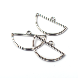 Félkör fityegő, medál, antik ezüst színű, 30x18 mm