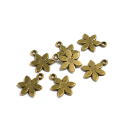 Virág fityegő, medál, antik bronz színű, 16x14 mm