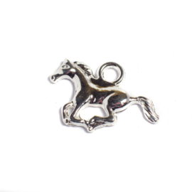 Ló, paci fityegő, medál, ezüst színű, 21x15 mm