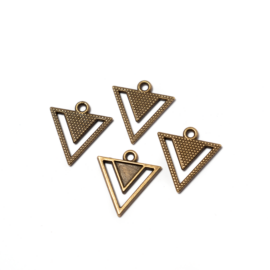 Háromszög fityegő, medál, antik bronz színű, 19x17 mm