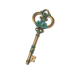 Kulcs medál, patina antik bronz színű, 82x31 mm