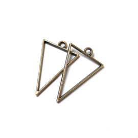 Háromszög fityegő, medál, antik bronz színű, 39x25 mm