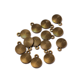 Kerek, mintás fityegő, medál, antik bronz színű, 12x9 mm