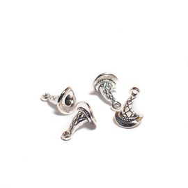 Varázsló, boszorkány kalap, sapka fityegő, medál, antik ezüst színű, 14x10 mm