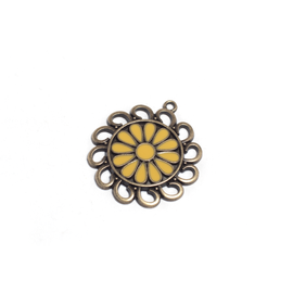 Sárga festett virág medál, antik bronz színű, 32x28 mm