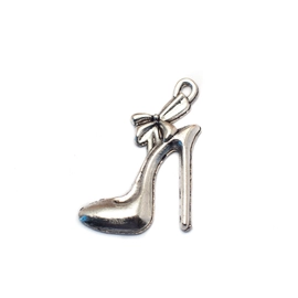 Magas sarkú cipő fityegő medál, antik ezüst színű, 28x20 mm