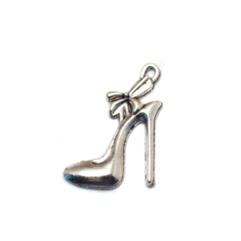 Magas sarkú cipő fityegő medál, antik ezüst színű, 28x20 mm