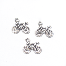 Bicikli fityegő medál, antik ezüst színű, 15x13 mm