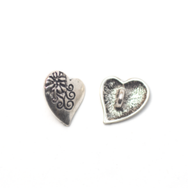 Mintás, szív alakú, antik ezüst színű fém gomb, 17x20 mm