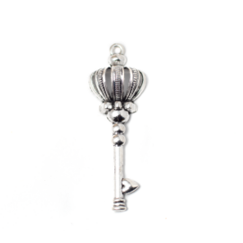 Koronás kulcs fityegő, medál, antik ezüst színű, 57x19 mm