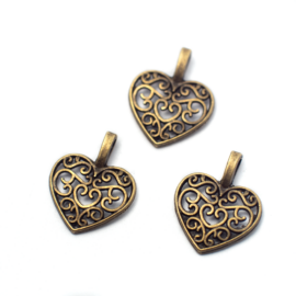 Díszes szív fityegő, medál, antik bronz színű, 16x15 mm