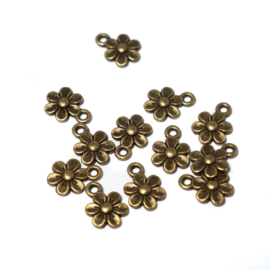 Kis virág fityegő, medál, antik bronz színű, 14x10 mm