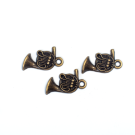 Kürt, vadászkürt, hangszer fityegő, medál, antik bronz színű, 18x14 mm