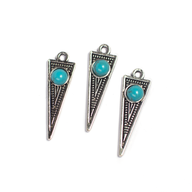 Háromszög fityegő, medál, kék, imitált türkiz kabosonnal, antik ezüst színű, 29x9 mm