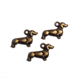 Kutya, kutyus, tacskó fityegő, medál, antik bronz színű, 21x13 mm