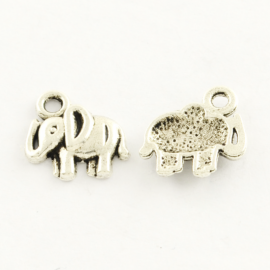 Kis elefánt fityegő, medál, antik ezüst színű, 11x11 mm