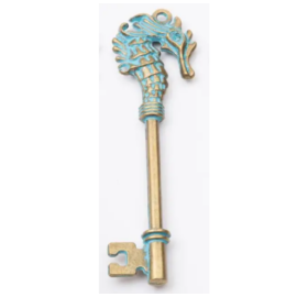 Kulcs, csikóhal fityegő, medál, patina bronz színű, 71x21 mm