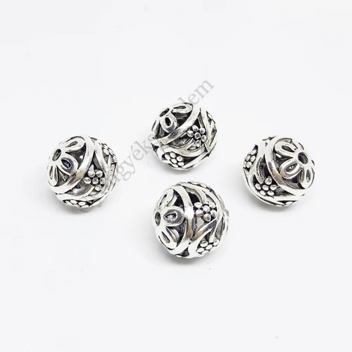 Áttört virág mintás, kerek köztes, antik ezüst színű, 11 mm