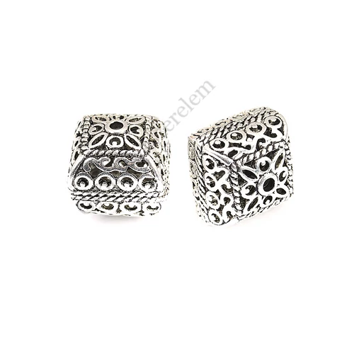 Áttört szögletes köztes, antik ezüst színű, 14x14x13 mm