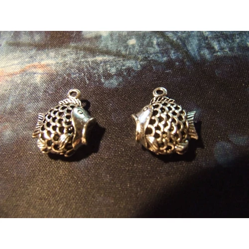 Hal fityegő, medál, antik ezüst színű, 17x21x8 mm