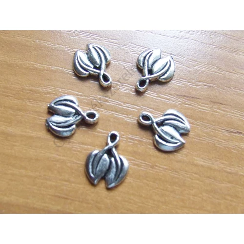 Levél fityegő, medál, antik ezüst színű, 11x14 mm