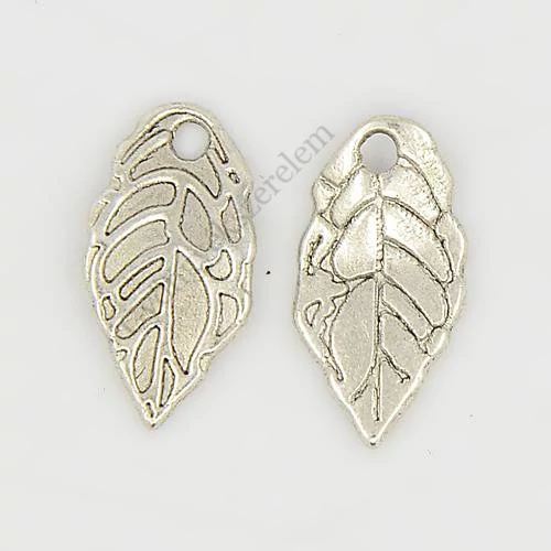 Levél fityegő, medál, antik ezüst színű, 16x8 mm