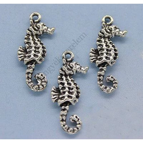 Csikóhal fityegő, medál, antik ezüst színű, 25x11 mm