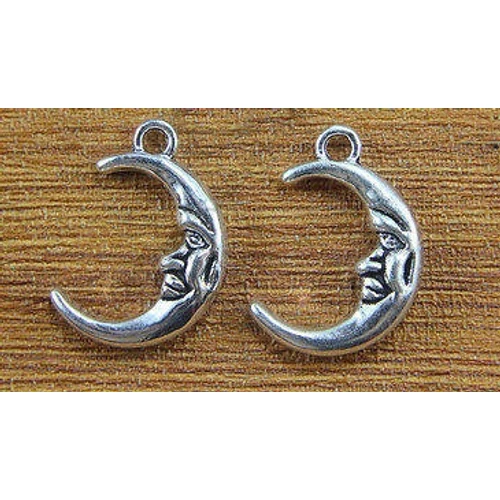 Hold arc fityegő medál, antik ezüst színű, 21x15 mm