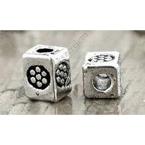Kis virágos hasáb köztes, antik ezüst színű, 3x4x3 mm, 50 db/cs