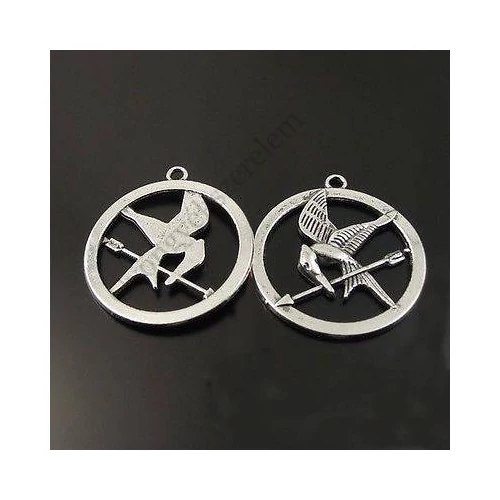 Madár, nyíl, fecsegőposzáta fityegő medál, antik ezüst színű, 27x23 mm