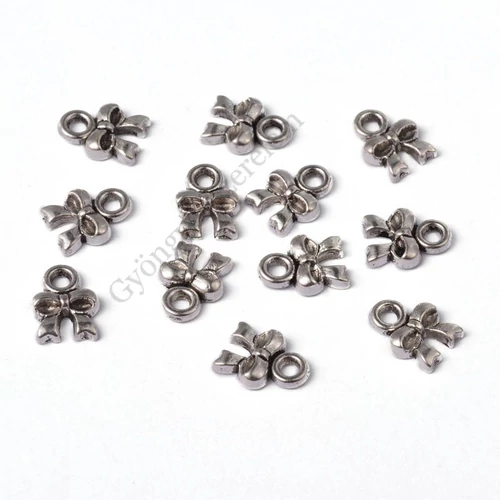 Pici masni fityegő, medál, antik ezüst színű, 10x8 mm