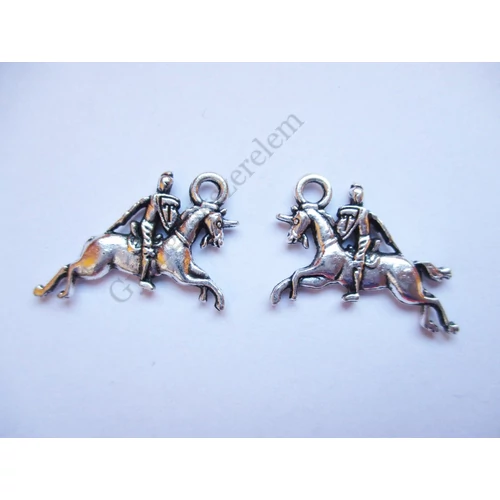 Ló, lovas, lovag, hős, paci fityegő, medál, antik ezüst színű, 25x18 mm