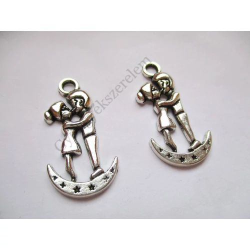 Szerelmes pár fityegő, medál, antik ezüst színű, 28x14 mm