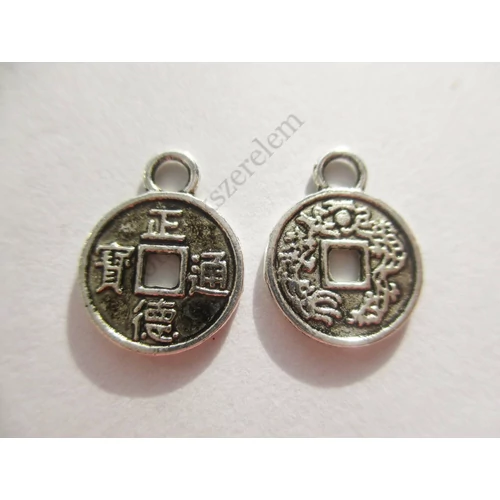 Kínai szerencse pénz, érem fityegő, medál, antik ezüst színű, 13x10 mm