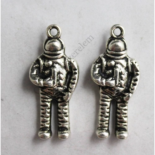 Űrhajós, asztronauta fityegő, medál, antik ezüst színű, 30x13x6 mm