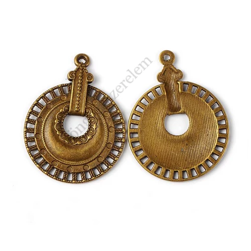 Díszes kerek fityegő, medál, antik bronz színű, 40x30 mm