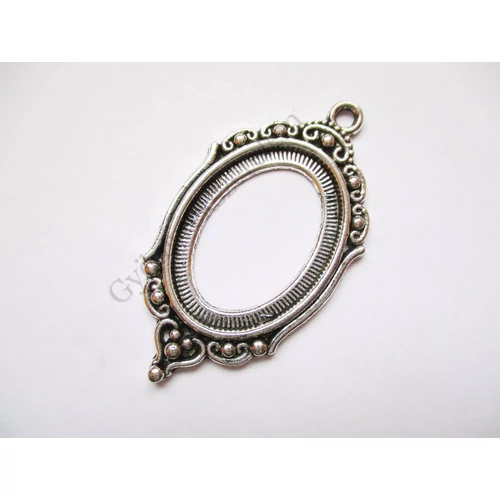 Ovális díszes medálalap, antik ezüst színű, 42x28 mm, 25x18 mm-es lencséhez