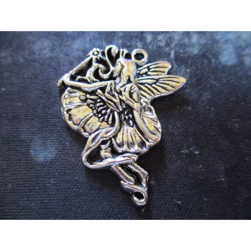 Tündér fityegő, medál, antik ezüst színű, 35x29 mm