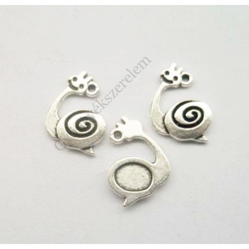 Csiga fityegő, medál, antik ezüst színű, 19x15 mm
