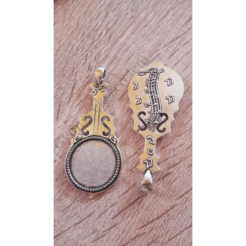 Hangszer, cselló, hegedű medálalap, antik ezüst színű, 73x31 mm, 25 mm-es lencséhez