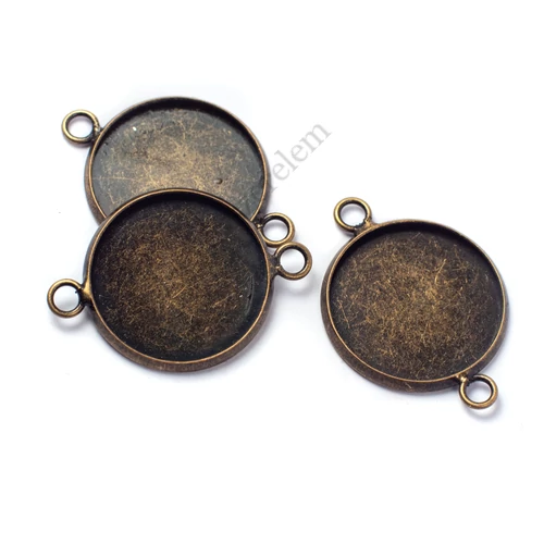 Kerek összekötő, medálalap, karkötőalap, 18 mm-es lencséhez, antik bronz színű, 28x19 mm