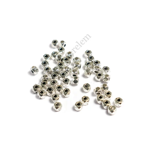 Kis szögletes köztes, antik ezüst színű, 3x3 mm, 50 db/cs