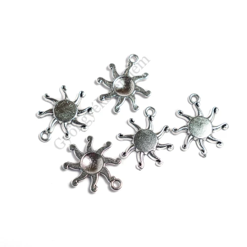 Nap fityegő, medál, antik ezüst színű, 19x16 mm