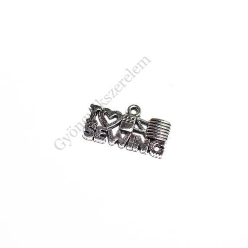 Szeretek varrni feliratos fityegő, medál, antik ezüst színű, 21x12 mm