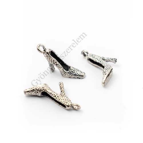 Magassarkú cipő fityegő, medál, antik ezüst színű, 20x15x5 mm