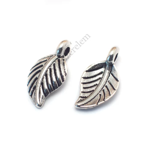 Levél fityegő, medál, antik ezüst színű, 15x8 mm
