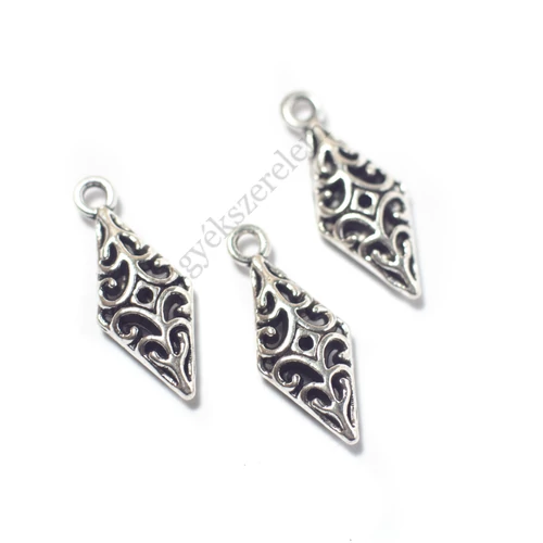 Áttört rombusz fityegő, medál, antik ezüst színű, 22x9x4 mm