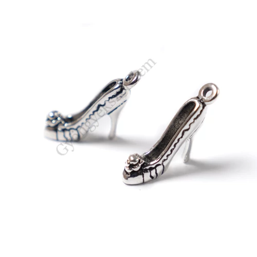 Magassarkú cipő fityegő, medál, antik ezüst színű, 15x14x4mm
